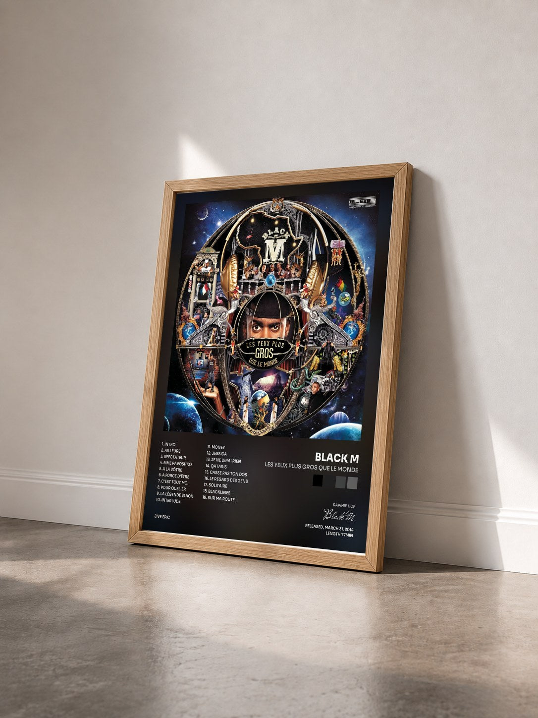 #bois Tableau de l'album Les yeux plus gros que le monde de Black M vu de trois quarts, cadre en bois brut