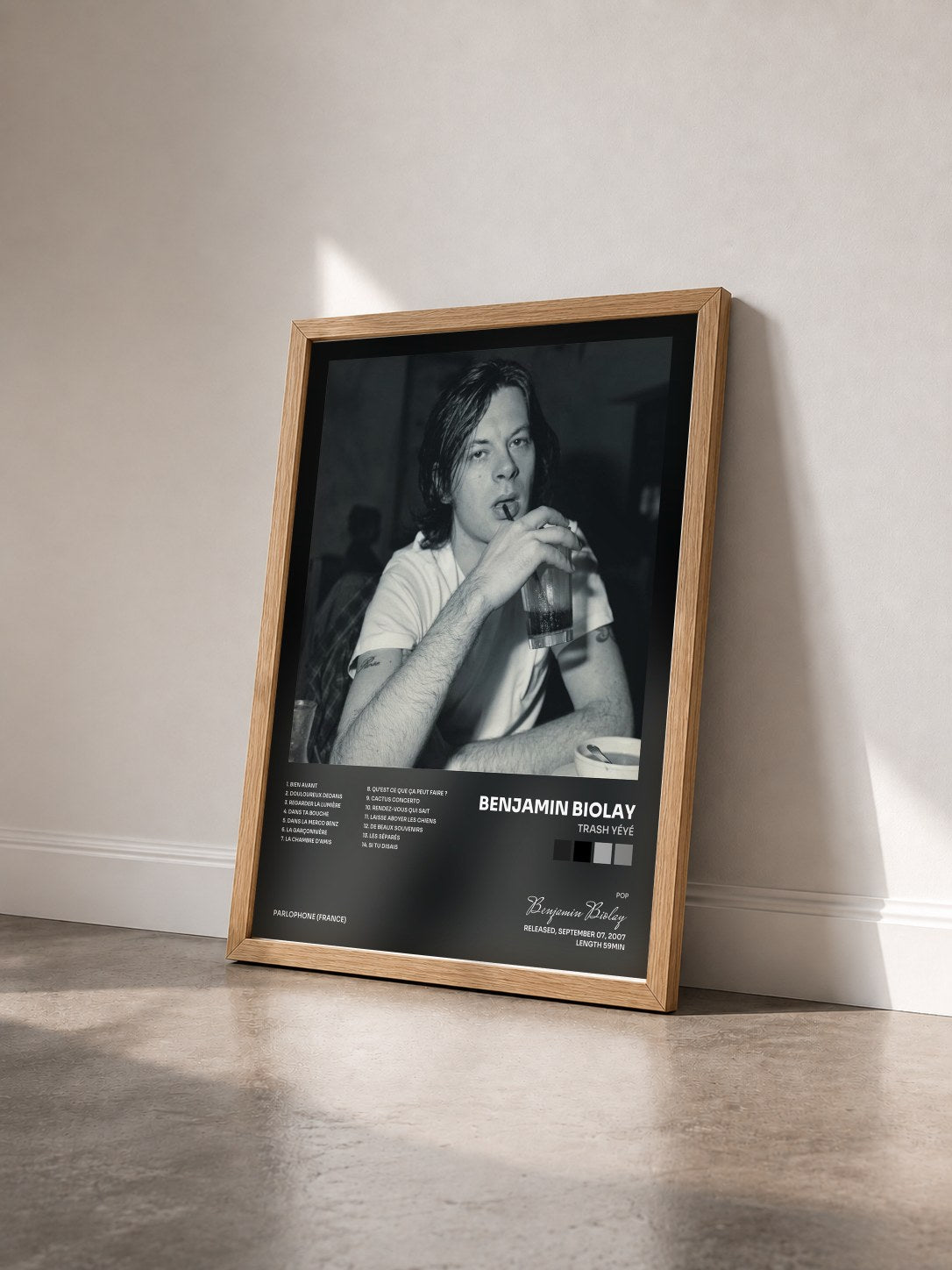 #bois Tableau de l'album Trash yéyé de Benjamin Biolay vu de trois quarts, cadre en bois brut