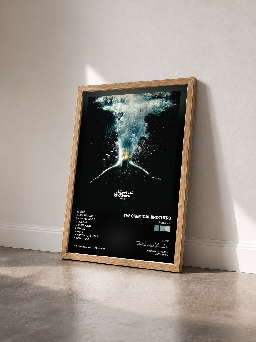 #bois Tableau de l'album Further de The Chemical Brothers vu de trois quarts, cadre en bois brut