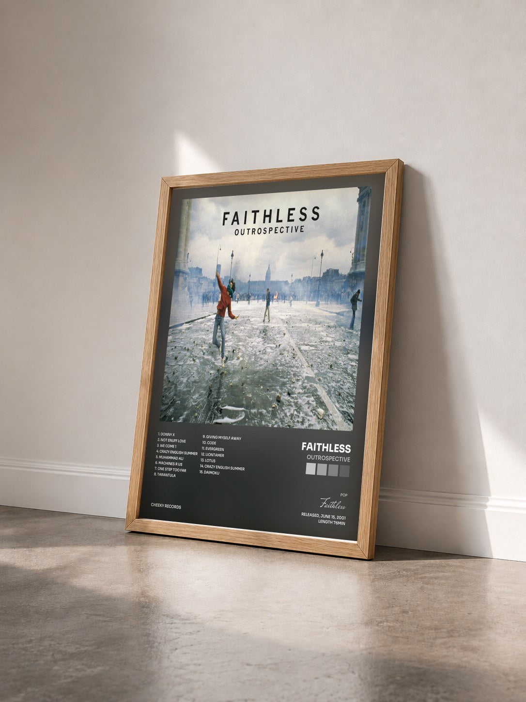 #bois Tableau de l'album Outrospective de Faithless vu de trois quarts, cadre en bois brut