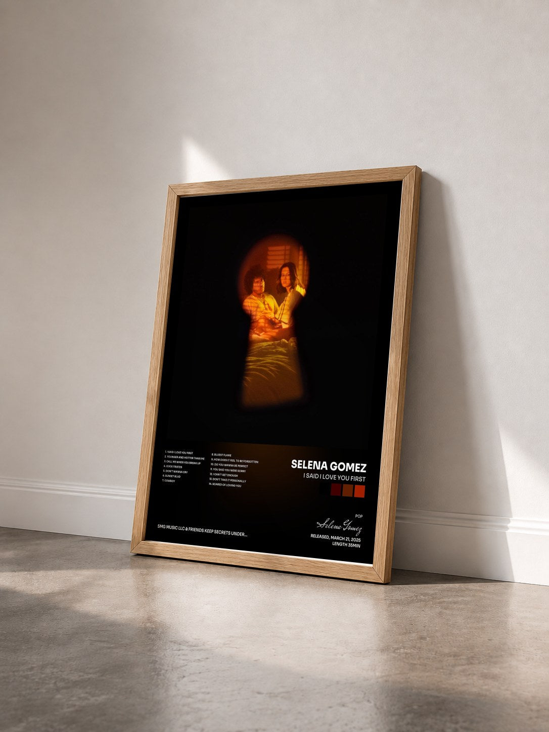 #bois Tableau de l'album I Said I Love You First de Selena Gomez vu de trois quarts, cadre en bois brut