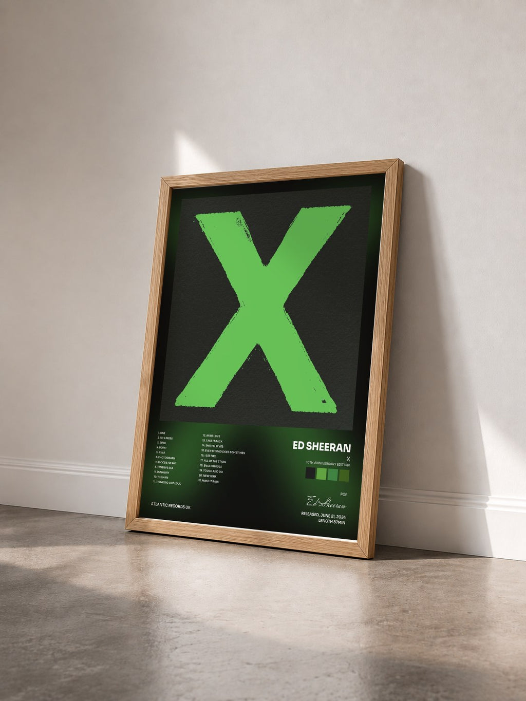 #bois Tableau de l'album x (10th Anniversary Edition) de Ed Sheeran vu de trois quarts, cadre en bois brut