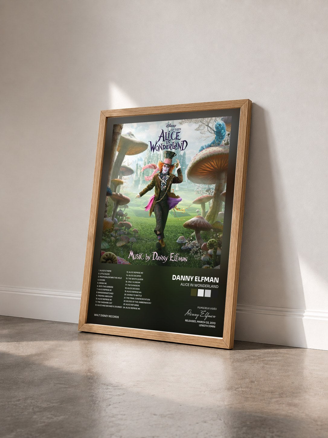 #bois Tableau de l'album Alice in Wonderland de Danny Elfman vu de trois quarts, cadre en bois brut