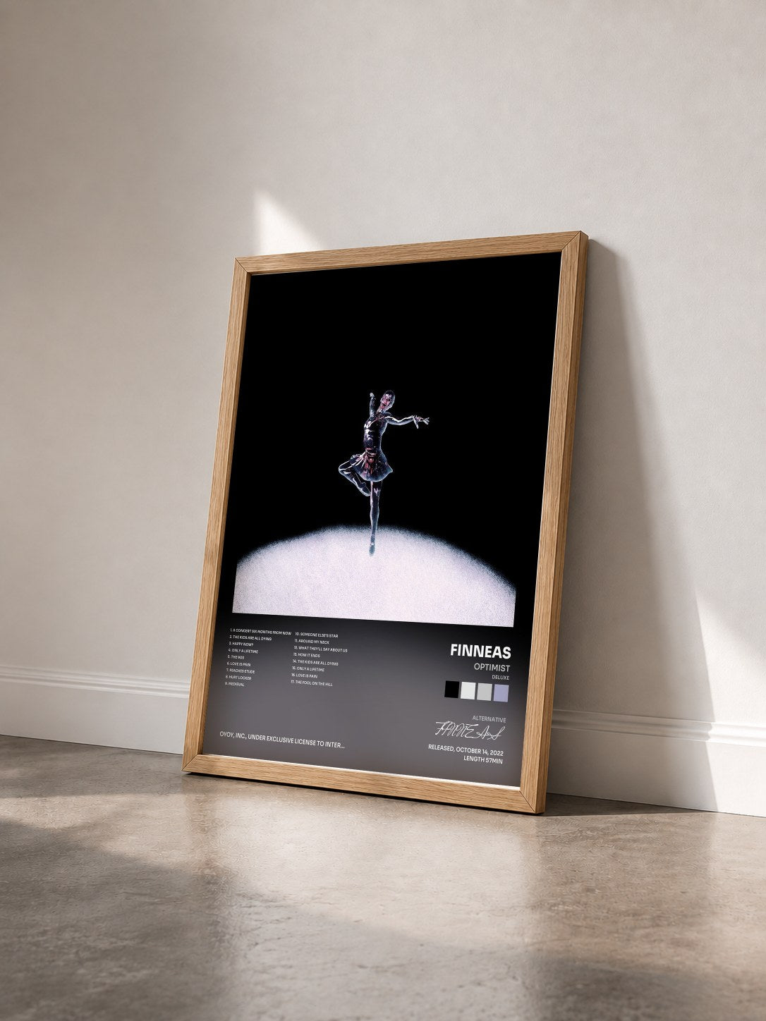 #bois Tableau de l'album Optimist (Deluxe) de FINNEAS vu de trois quarts, cadre en bois brut