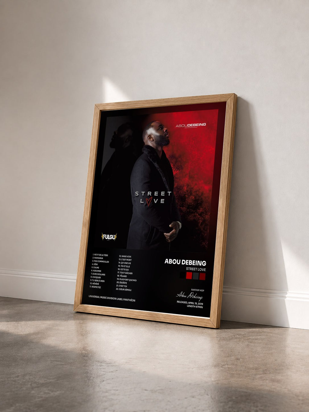 #bois Tableau de l'album Street Love de Abou Debeing vu de trois quarts, cadre en bois brut