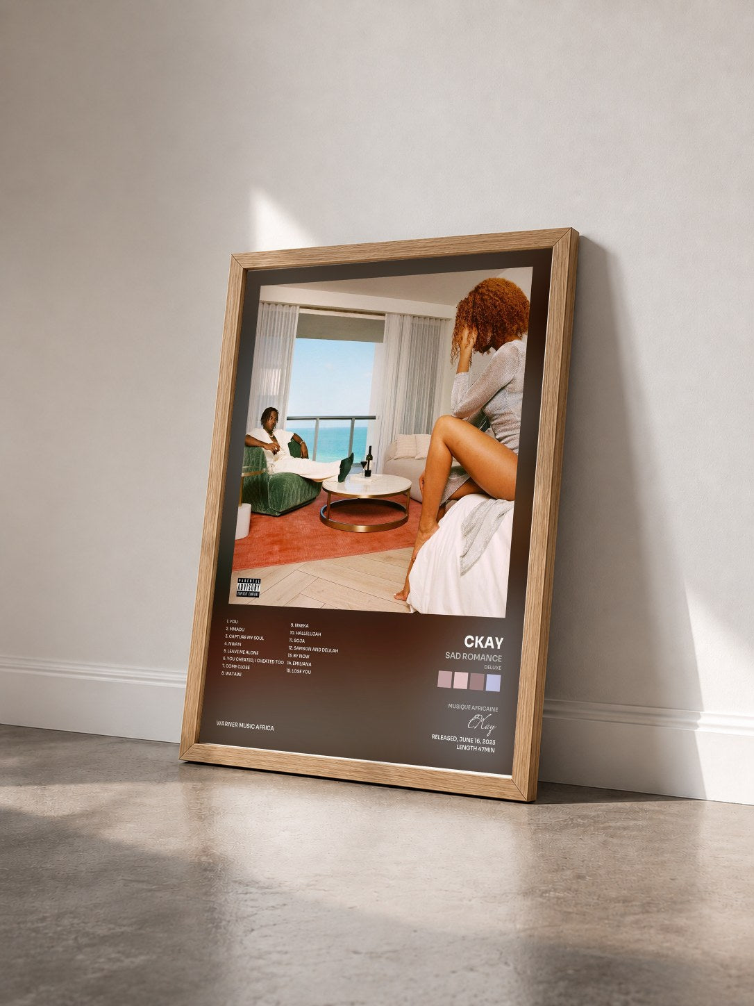 #bois Tableau de l'album Sad Romance (Deluxe) de CKay vu de trois quarts, cadre en bois brut