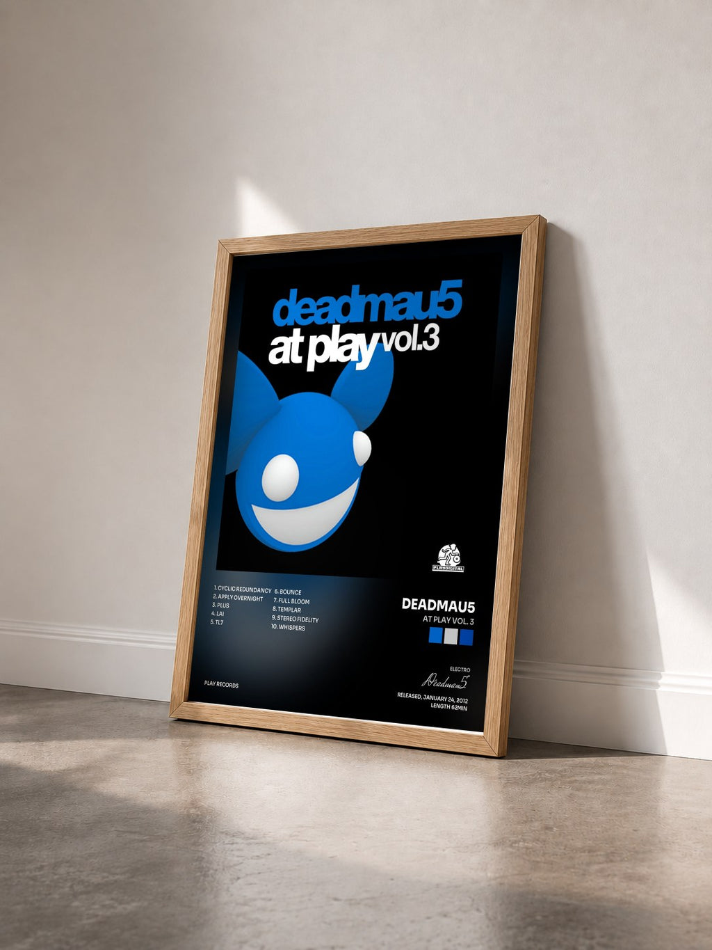 #bois Tableau de l'album At Play Vol. 3 de Deadmau5 vu de trois quarts, cadre en bois brut