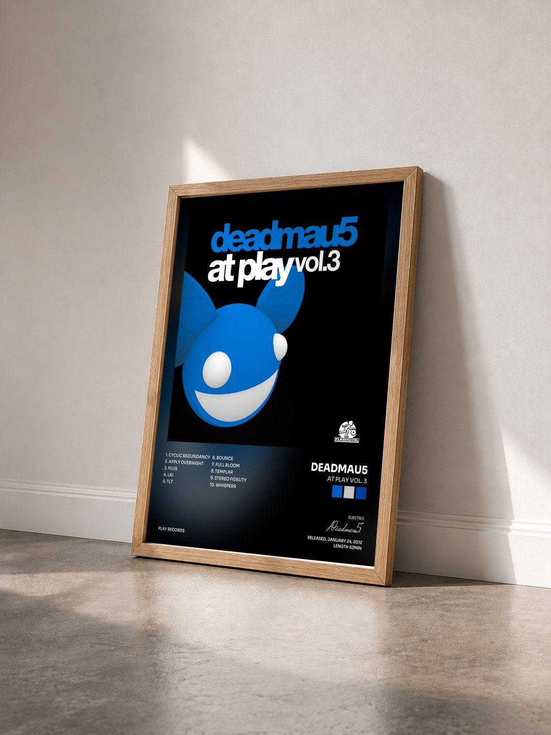 #bois Tableau de l'album At Play Vol. 3 de Deadmau5 vu de trois quarts, cadre en bois brut