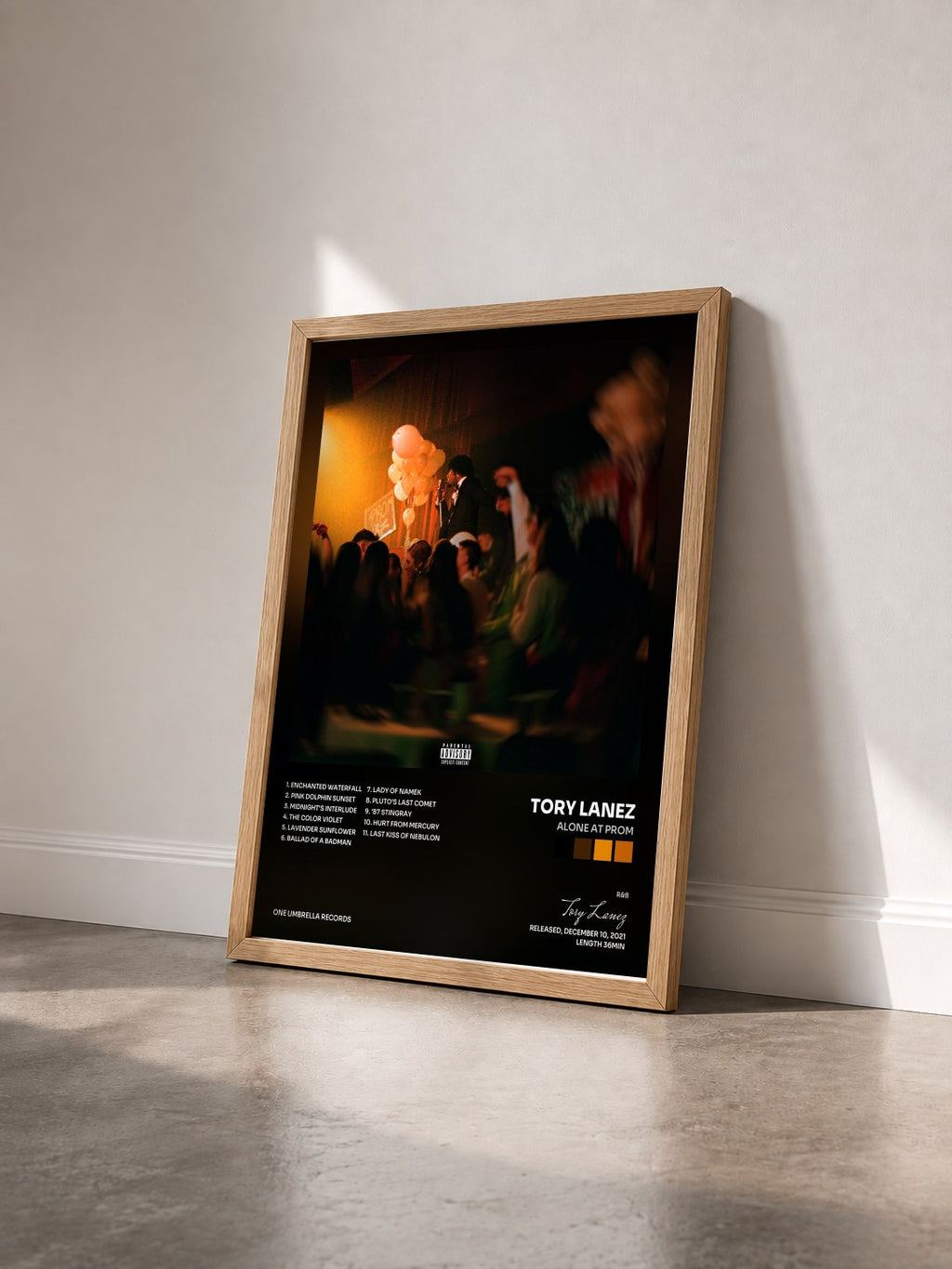 #bois Tableau de l'album Alone At Prom de Tory Lanez vu de trois quarts, cadre en bois brut