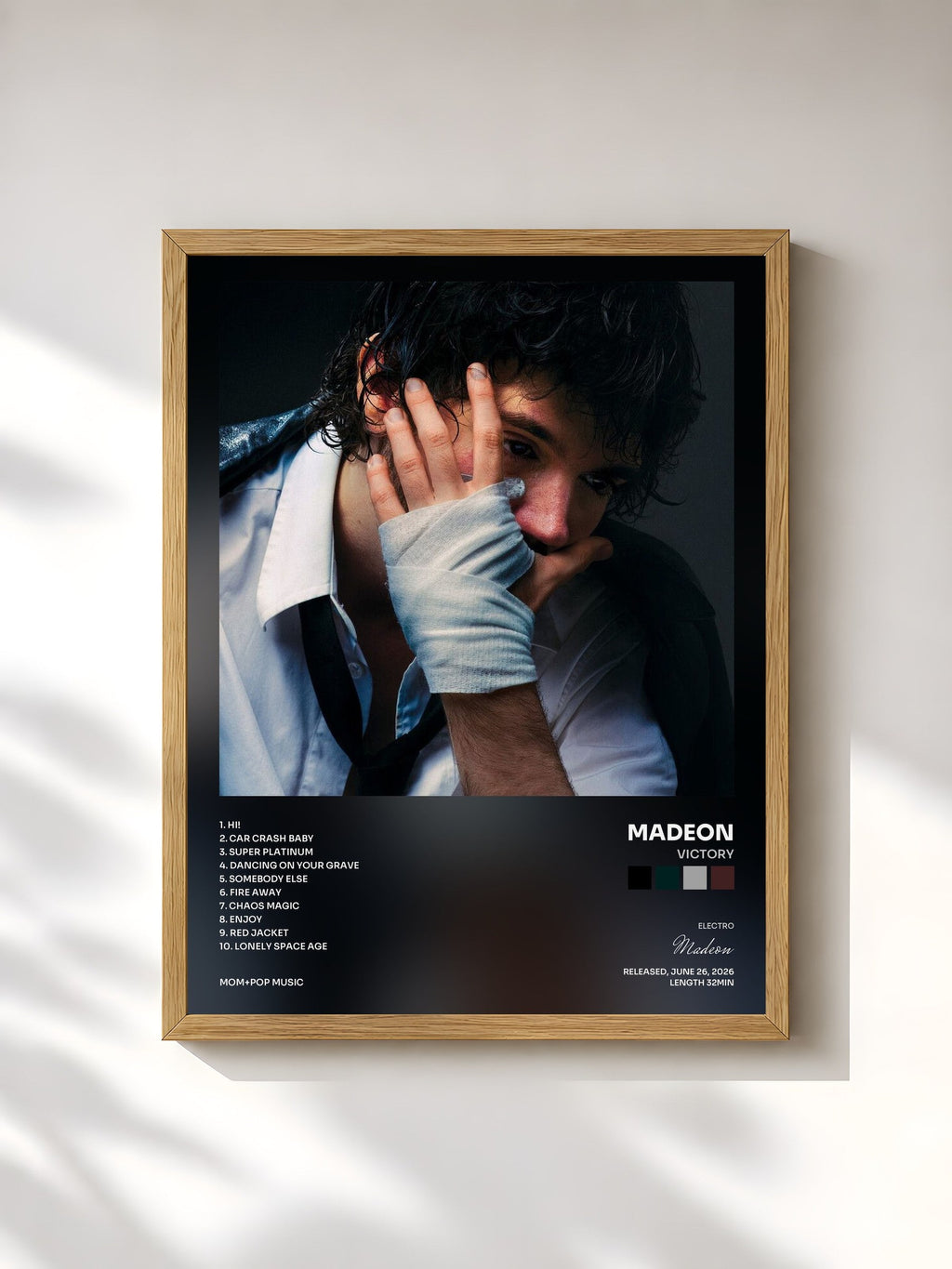 #bois Tableau de l'album Victory de Madeon, cadre en bois brut, imprimé et encadré en France