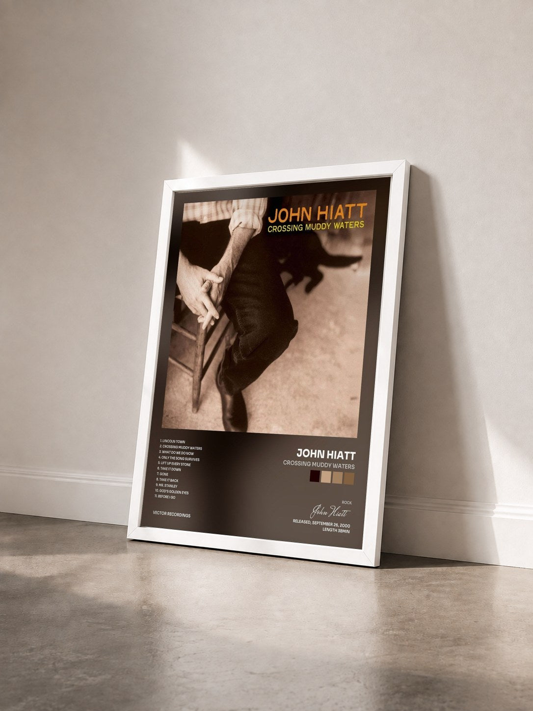 #blanc Tableau de l'album Crossing Muddy Waters de John Hiatt vu de trois quarts, cadre blanc