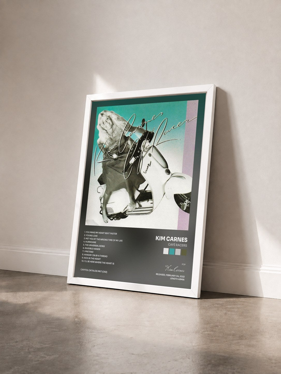 #blanc Tableau de l'album Café Racers de Kim Carnes vu de trois quarts, cadre blanc