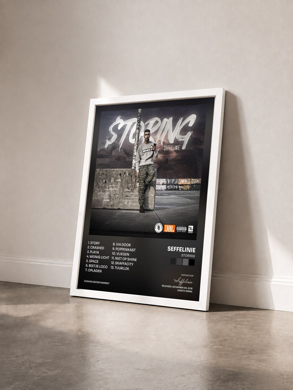 #blanc Tableau de l'album Storing de Seffelinie vu de trois quarts, cadre blanc