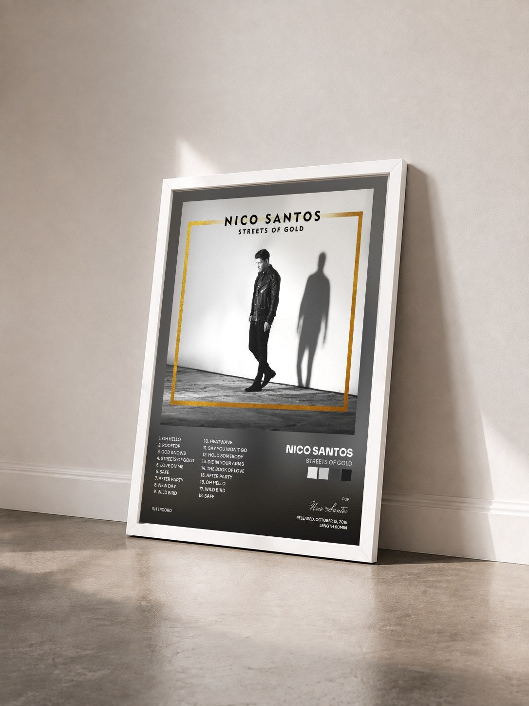 #blanc Tableau de l'album Streets Of Gold de Nico Santos vu de trois quarts, cadre blanc