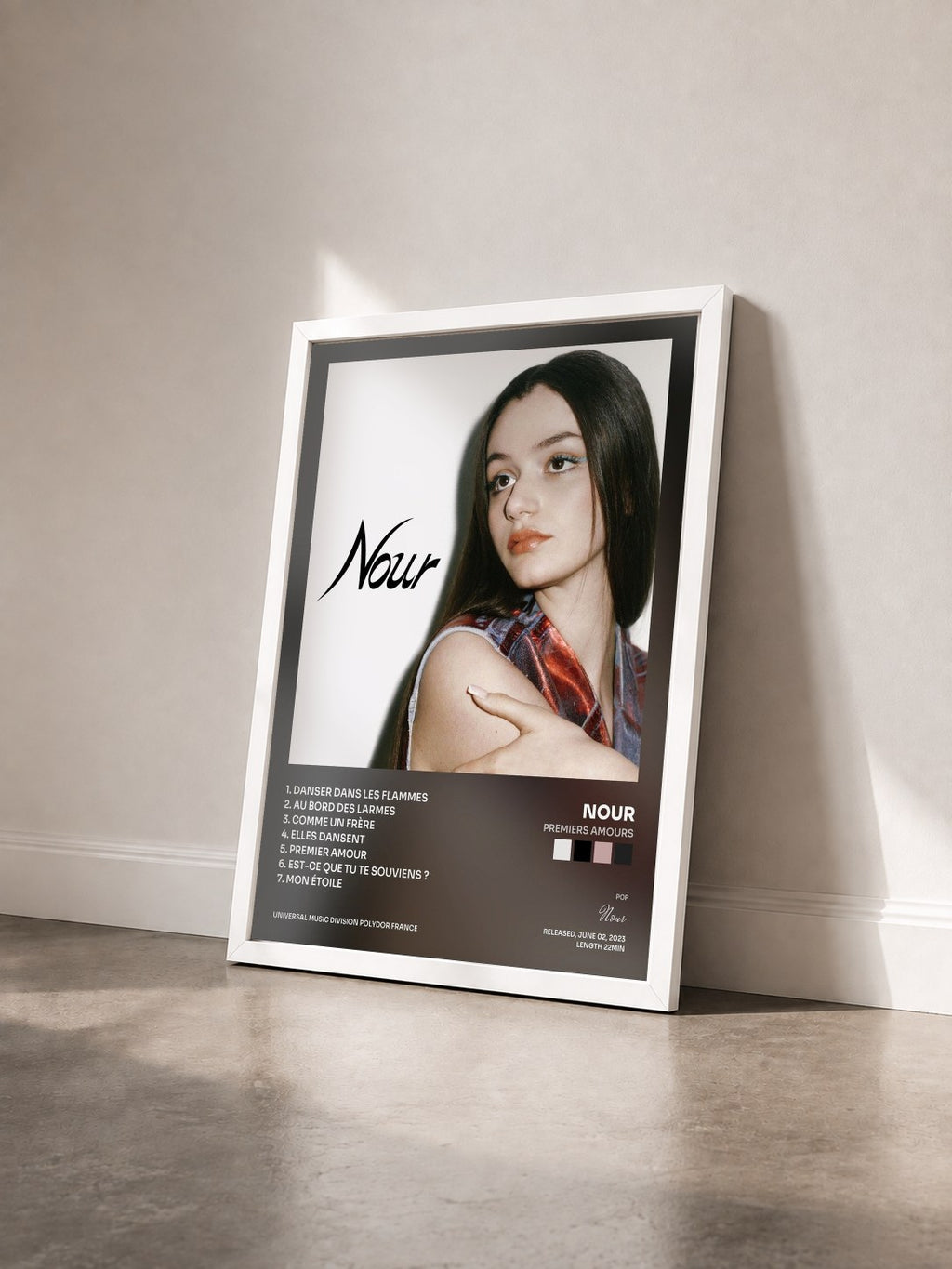 #blanc Tableau de l'album Premiers amours de Nour vu de trois quarts, cadre blanc
