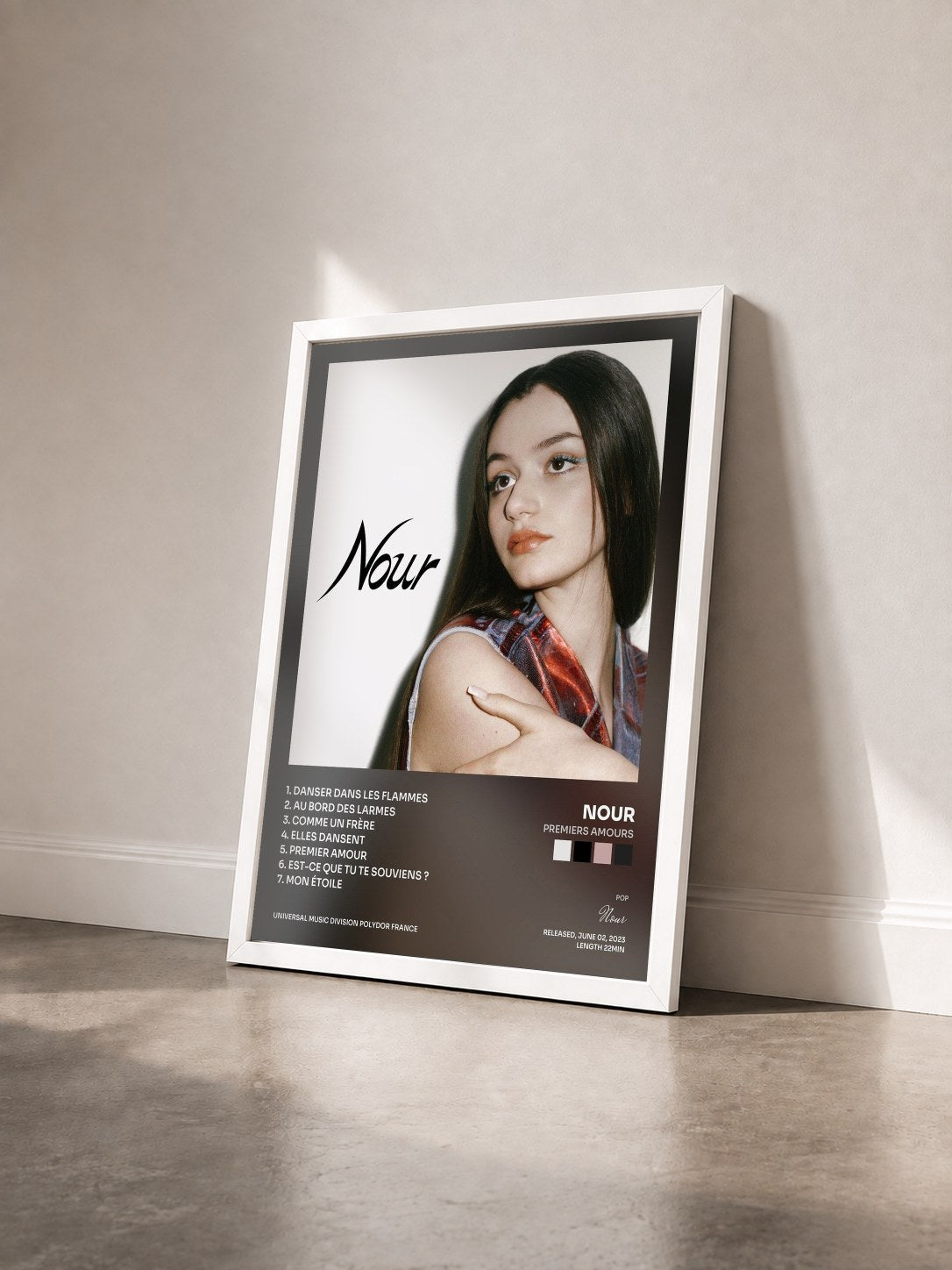 #blanc Tableau de l'album Premiers amours de Nour vu de trois quarts, cadre blanc