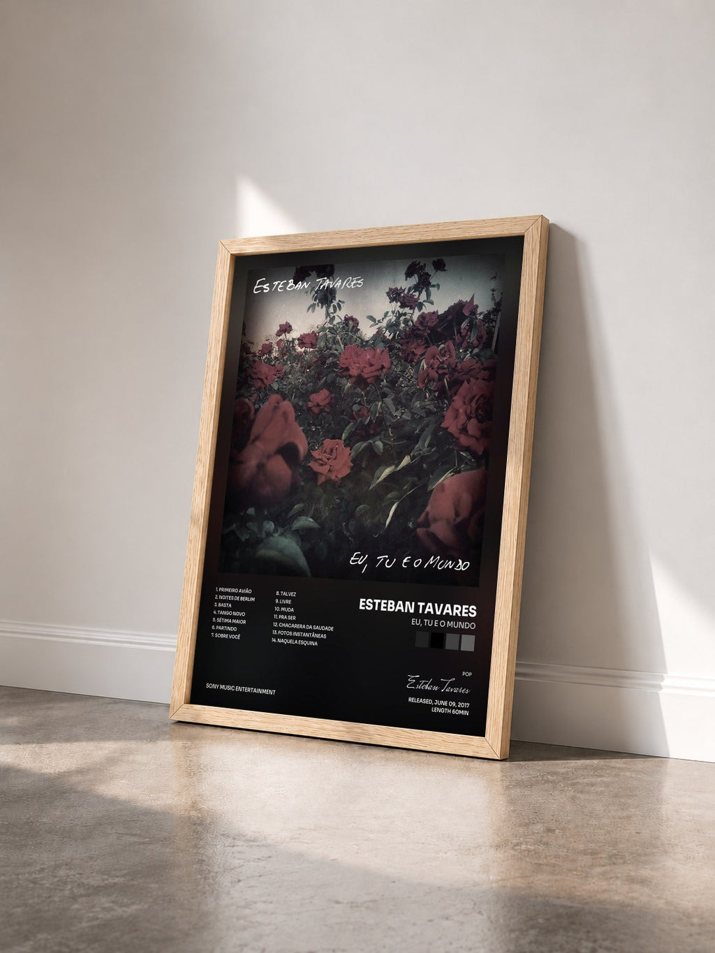 #bois Tableau de l'album Eu, Tu e o Mundo de Esteban Tavares vu de trois quarts, cadre en bois brut