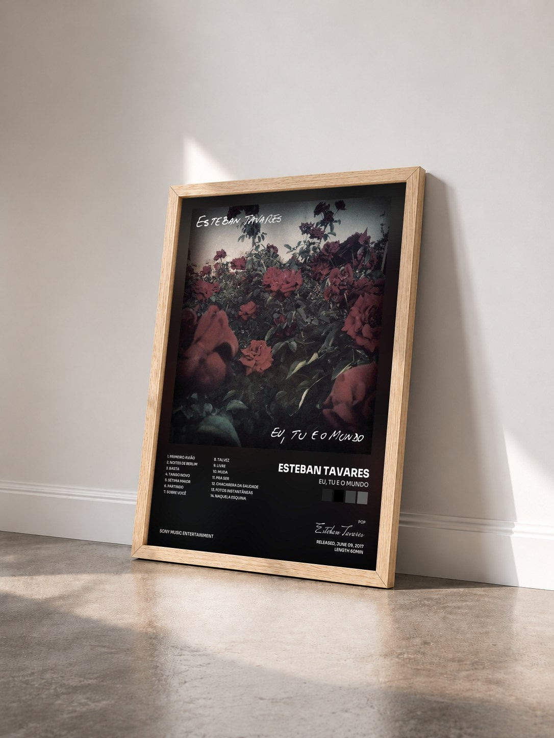 #bois Tableau de l'album Eu, Tu e o Mundo de Esteban Tavares vu de trois quarts, cadre en bois brut
