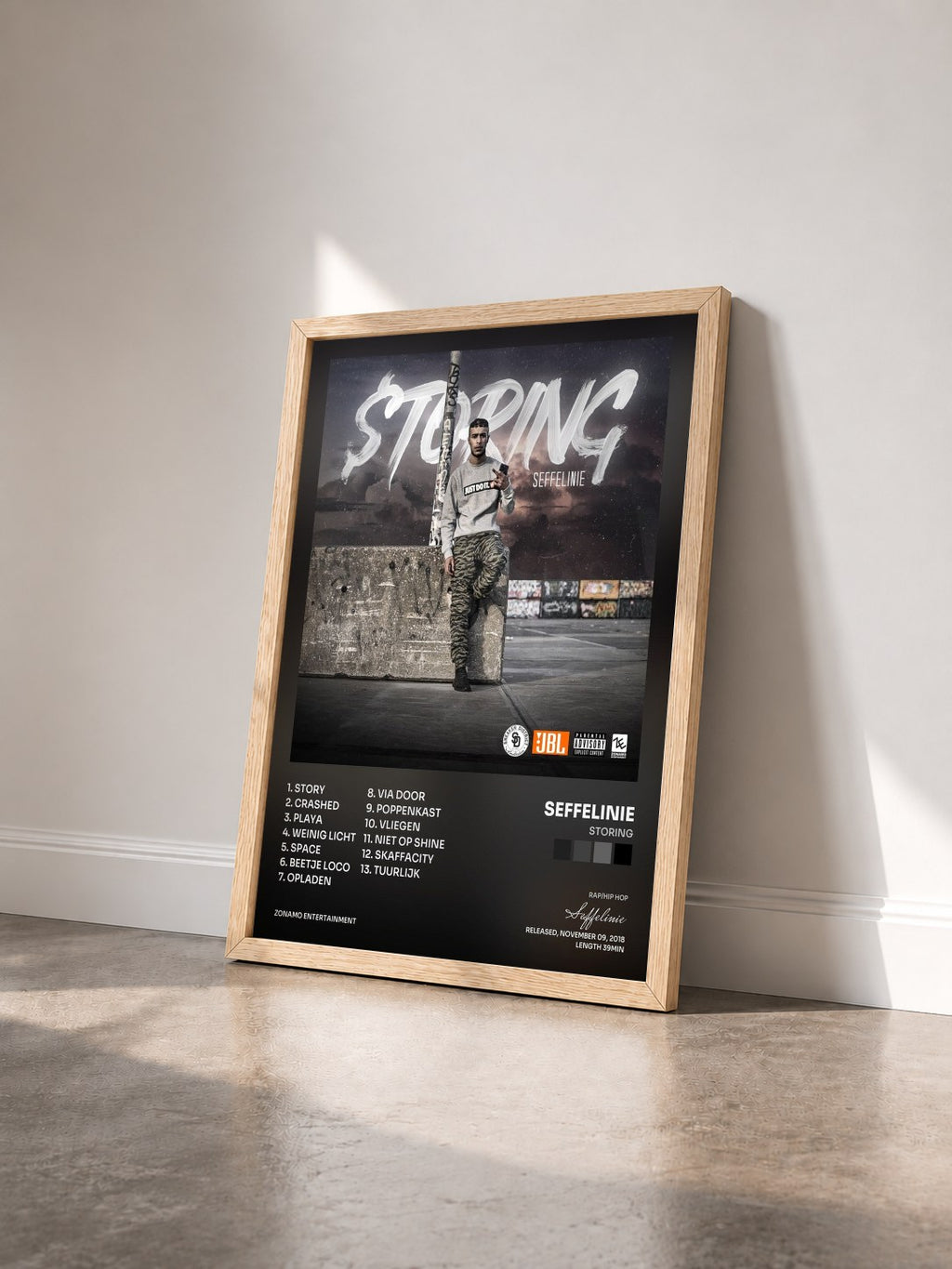 #bois Tableau de l'album Storing de Seffelinie vu de trois quarts, cadre en bois brut