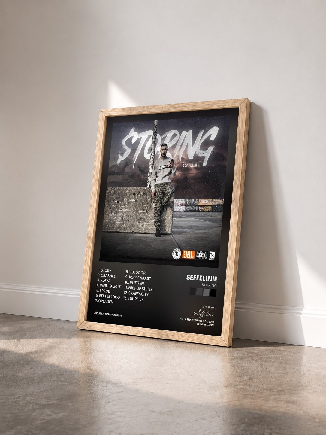#bois Tableau de l'album Storing de Seffelinie vu de trois quarts, cadre en bois brut