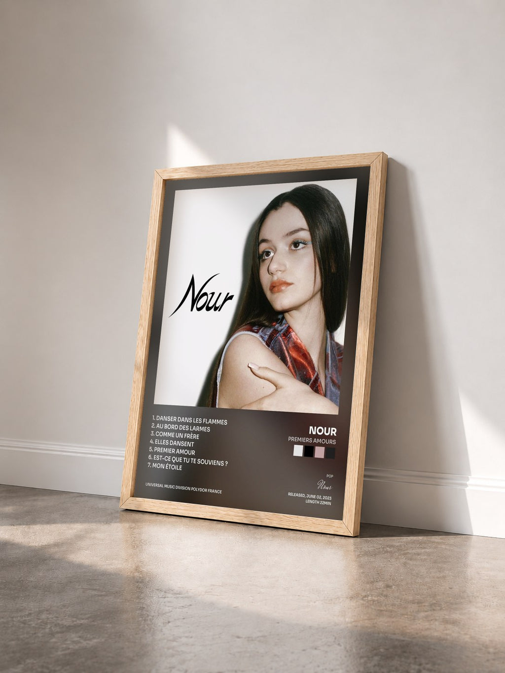 #bois Tableau de l'album Premiers amours de Nour vu de trois quarts, cadre en bois brut