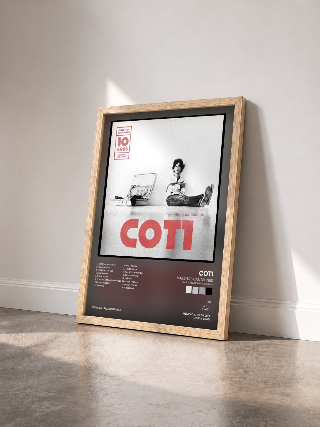 #bois Tableau de l'album Malditas Canciones (10 Años / Edición Especial 2019) de Coti vu de trois quarts, cadre en bois brut