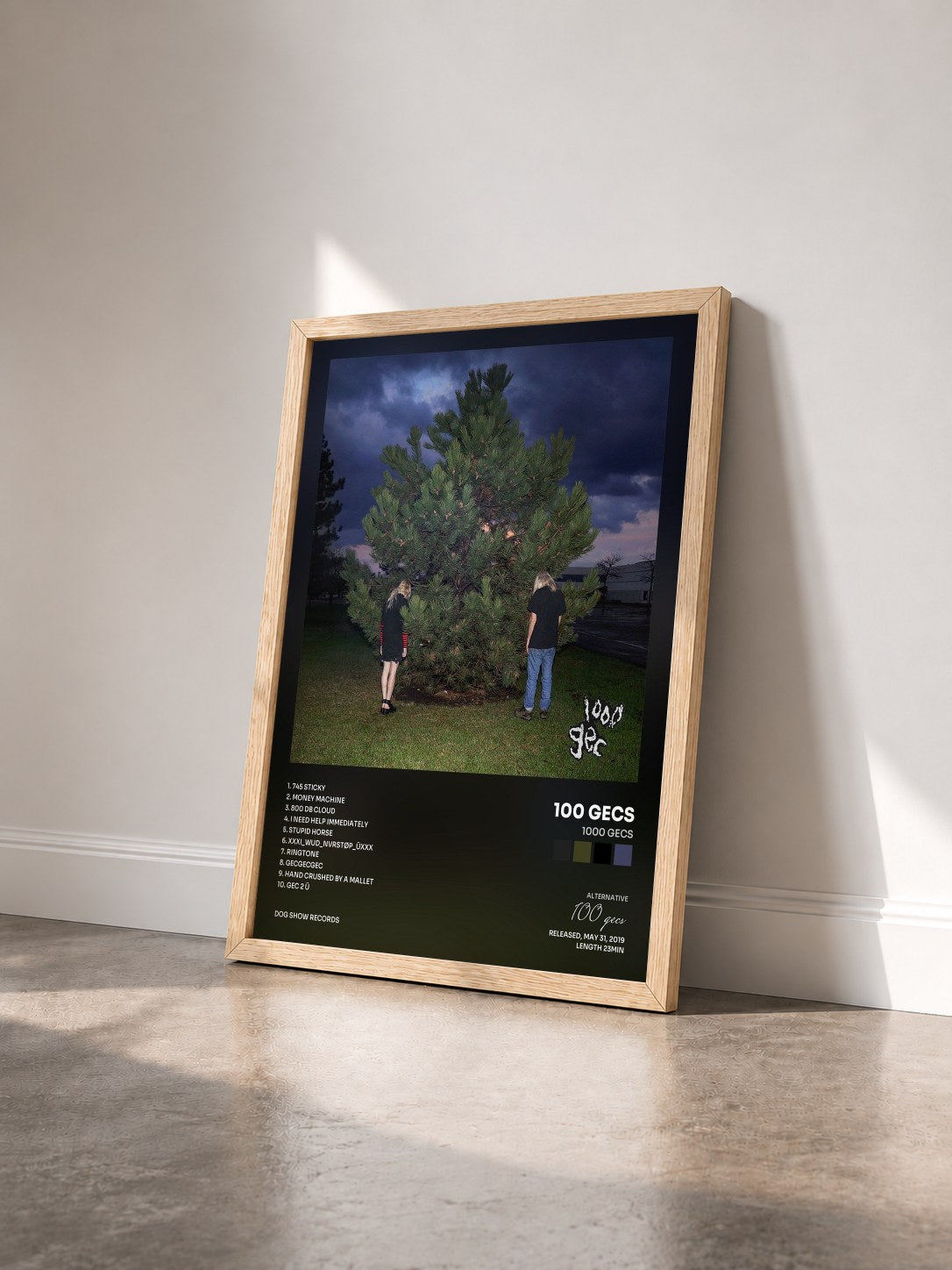 #bois Tableau de l'album 1000 gecs de 100 gecs vu de trois quarts, cadre en bois brut