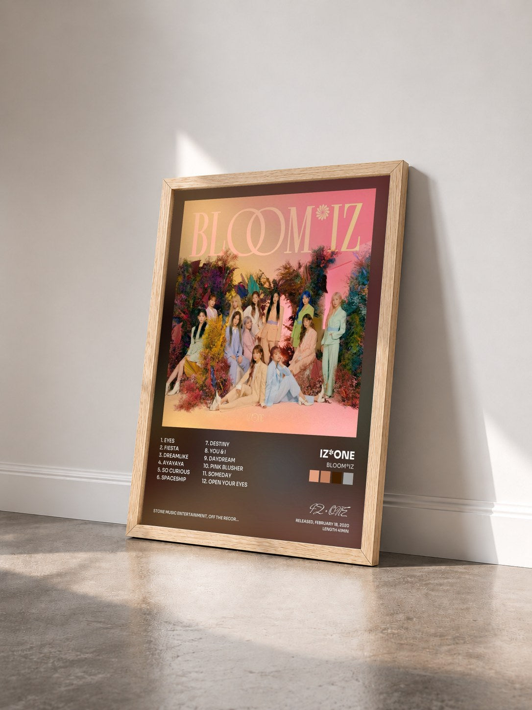 #bois Tableau de l'album BLOOM*IZ de IZ*ONE vu de trois quarts, cadre en bois brut