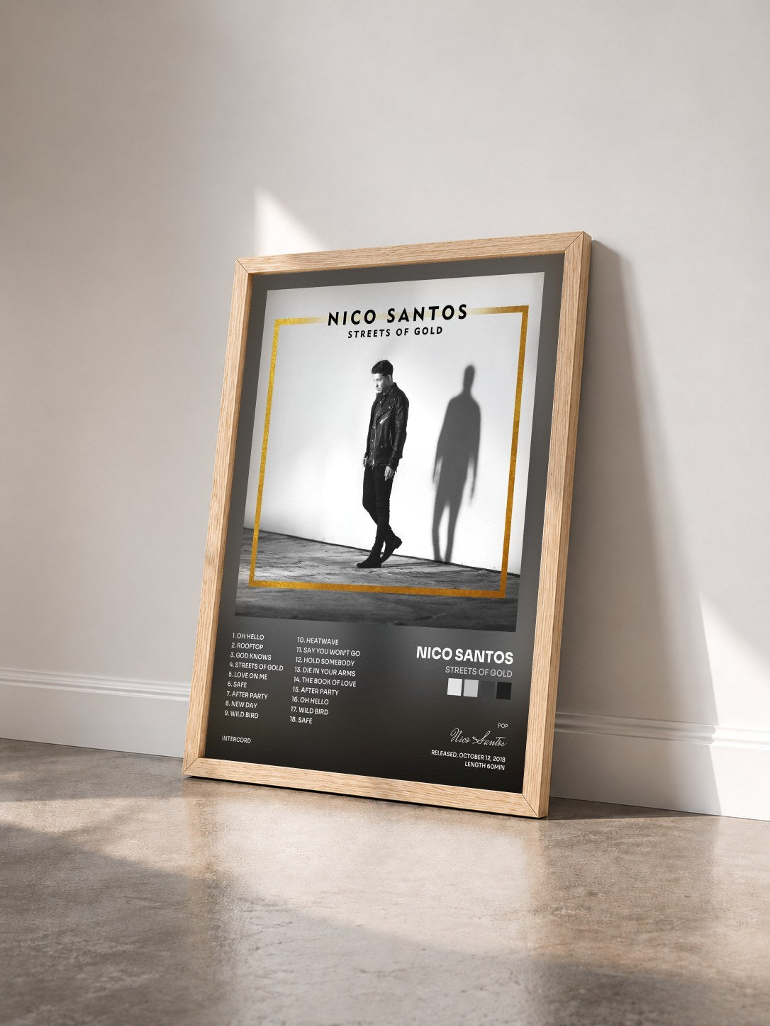 #bois Tableau de l'album Streets Of Gold de Nico Santos vu de trois quarts, cadre en bois brut