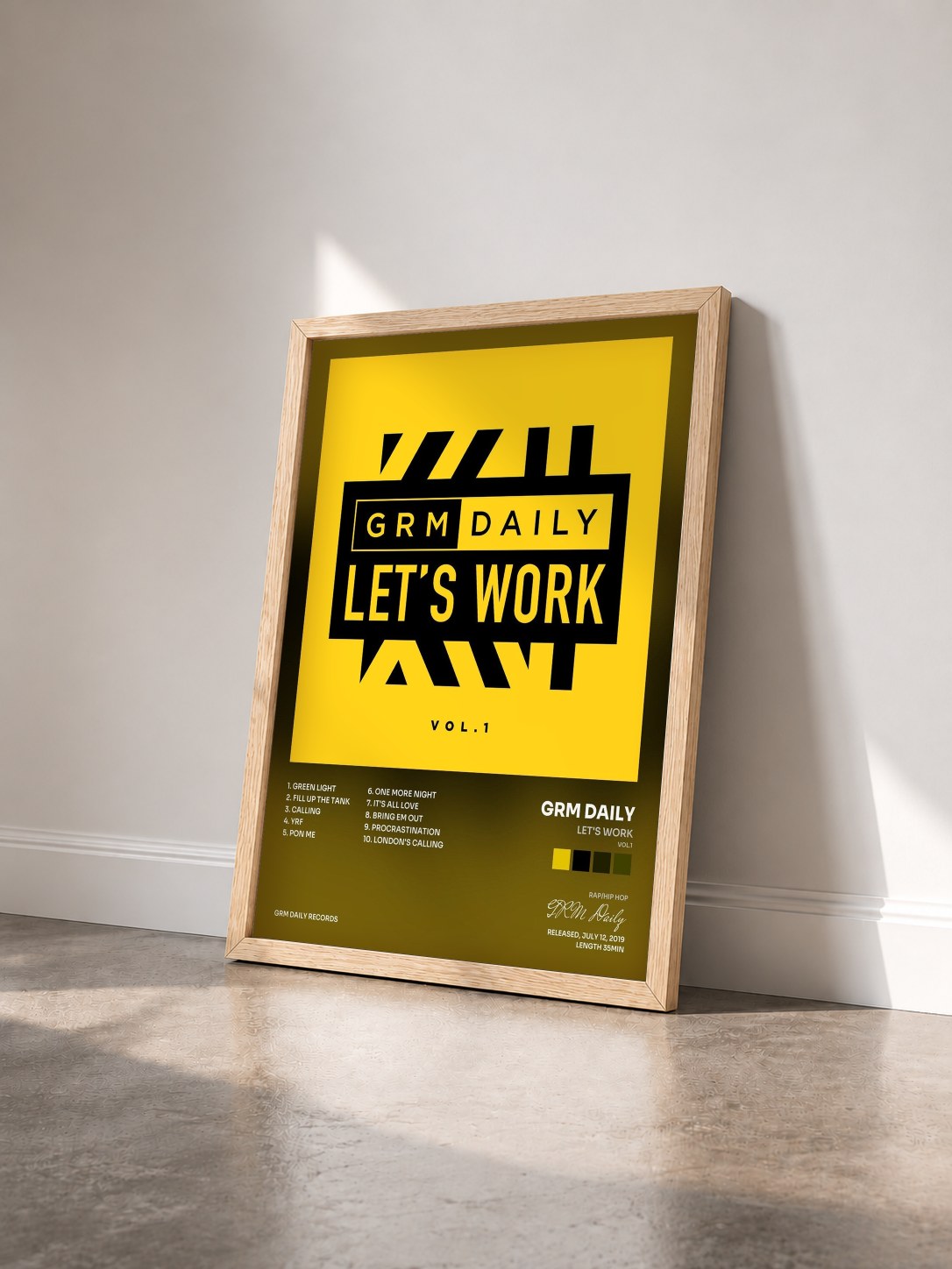 #bois Tableau de l'album Let's Work (Vol.1) de GRM Daily vu de trois quarts, cadre en bois brut