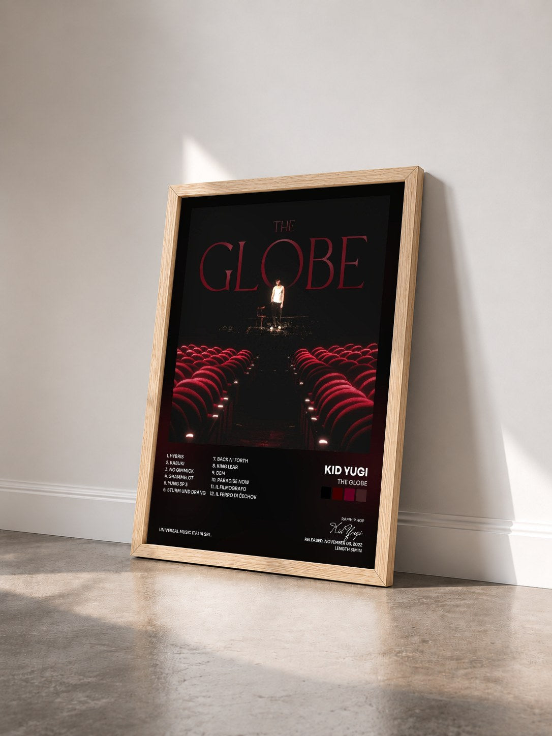 #bois Tableau de l'album The Globe de Kid Yugi vu de trois quarts, cadre en bois brut