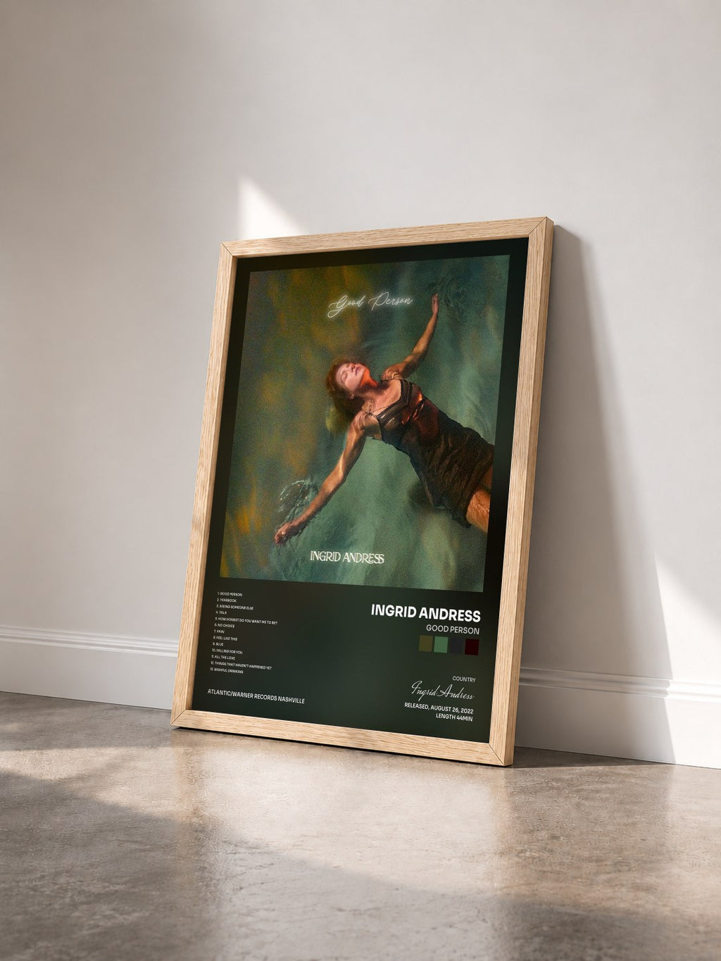 #bois Tableau de l'album Good Person de Ingrid Andress vu de trois quarts, cadre en bois brut