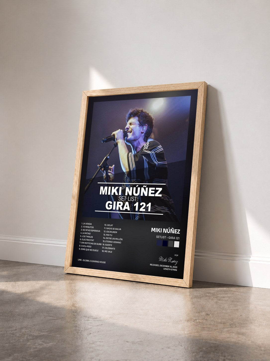 #bois Tableau de l'album Setlist - Gira 121 de Miki Núñez vu de trois quarts, cadre en bois brut