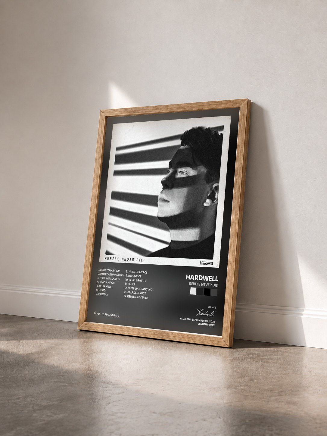 #bois Tableau de l'album REBELS NEVER DIE de Hardwell vu de trois quarts, cadre en bois brut
