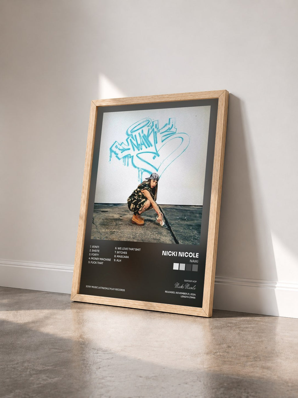 #bois Tableau de l'album NAIKI de Nicki Nicole vu de trois quarts, cadre en bois brut