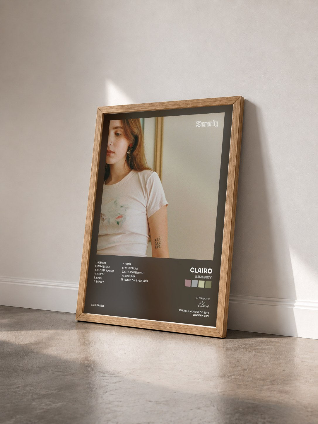 #bois Tableau de l'album Immunity de Clairo vu de trois quarts, cadre en bois brut