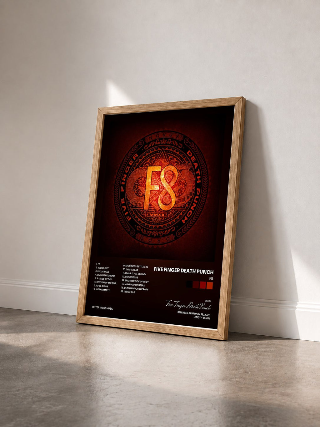 #bois Tableau de l'album F8 de Five Finger Death Punch vu de trois quarts, cadre en bois brut