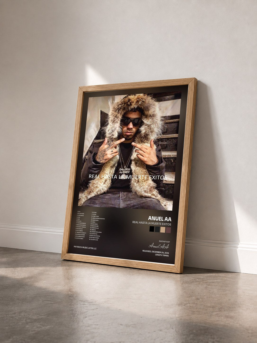 #bois Tableau de l'album Real Hasta la Muerte Exitos de Anuel AA vu de trois quarts, cadre en bois brut