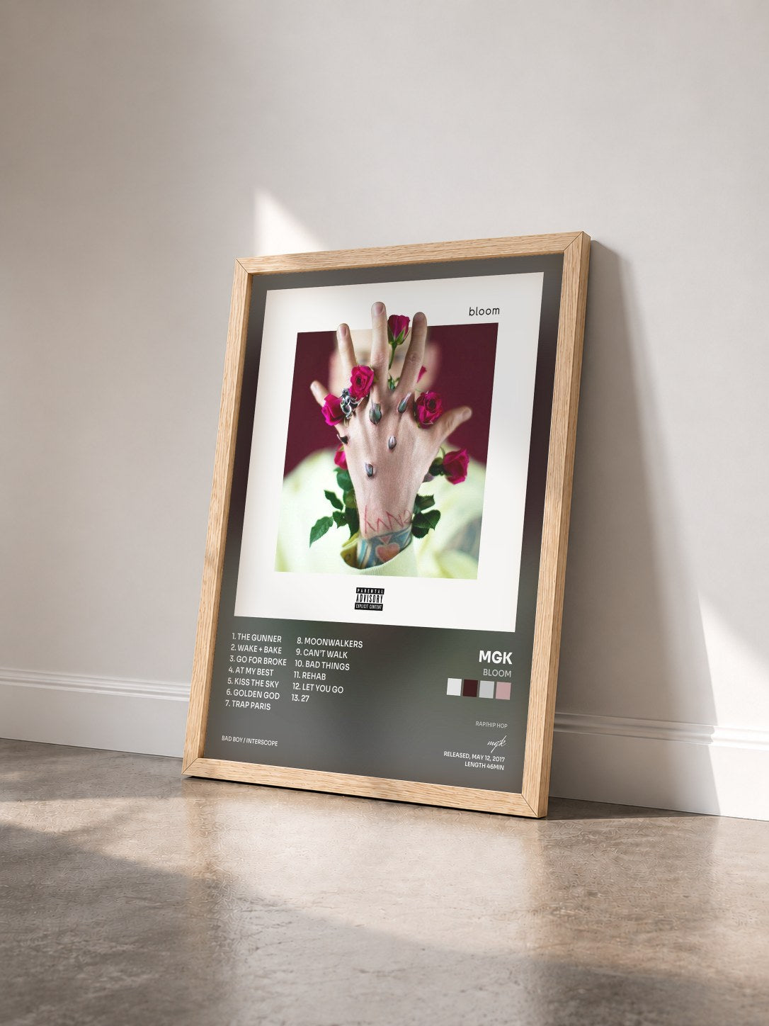 #bois Tableau de l'album bloom de mgk vu de trois quarts, cadre en bois brut