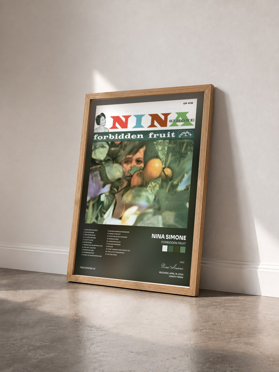 #bois Tableau de l'album Forbidden Fruit de Nina Simone vu de trois quarts, cadre en bois brut