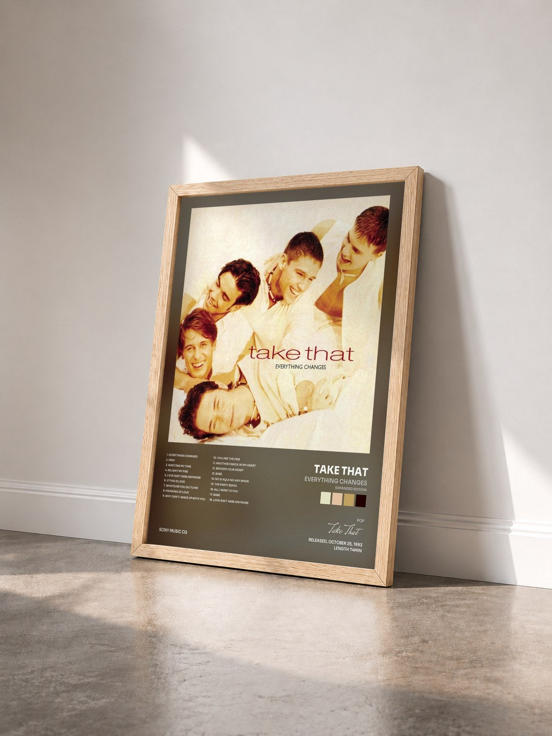 #bois Tableau de l'album Everything Changes (Expanded Edition) de Take That vu de trois quarts, cadre en bois brut