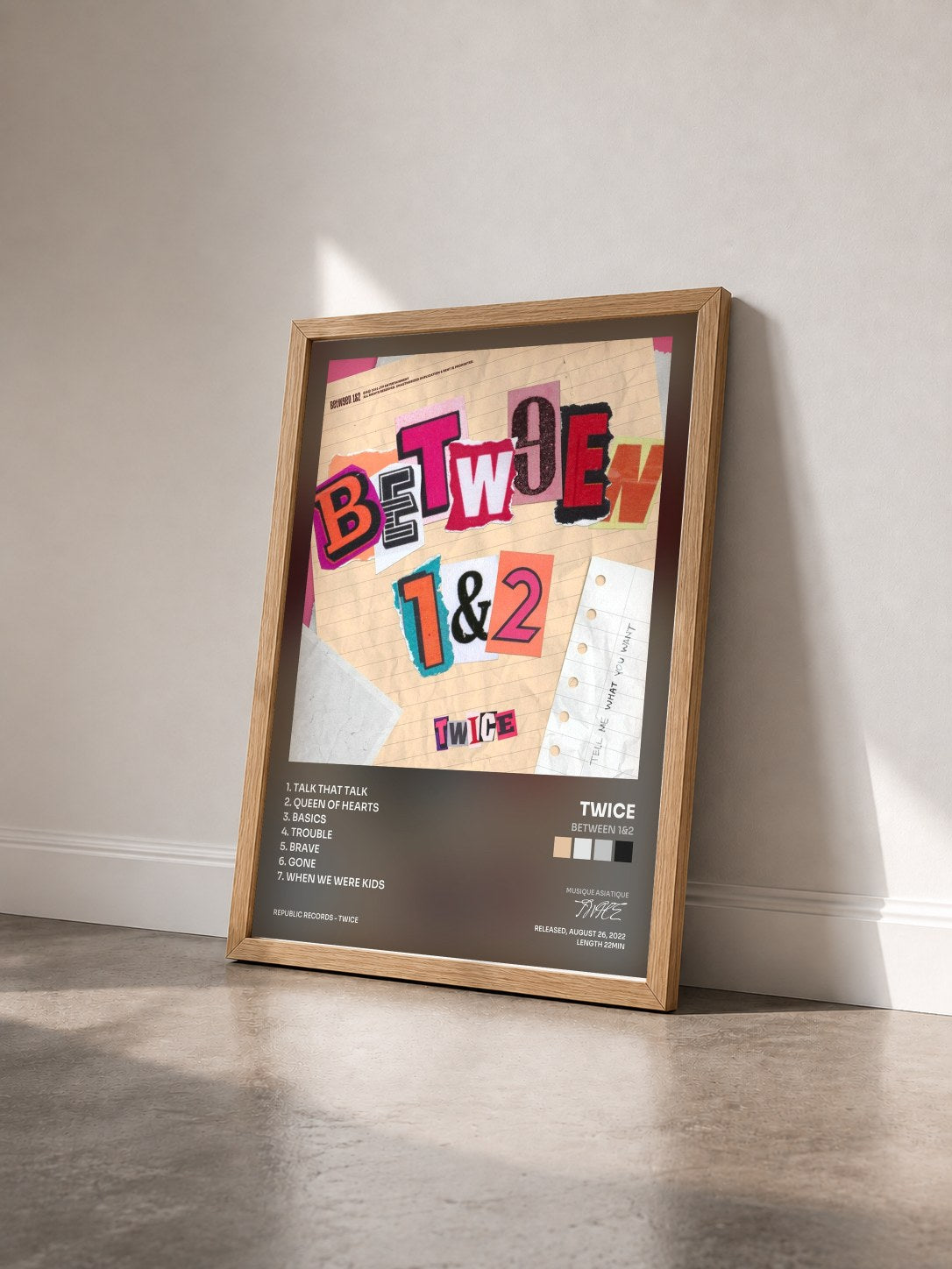 #bois Tableau de l'album BETWEEN 1&2 de TWICE vu de trois quarts, cadre en bois brut