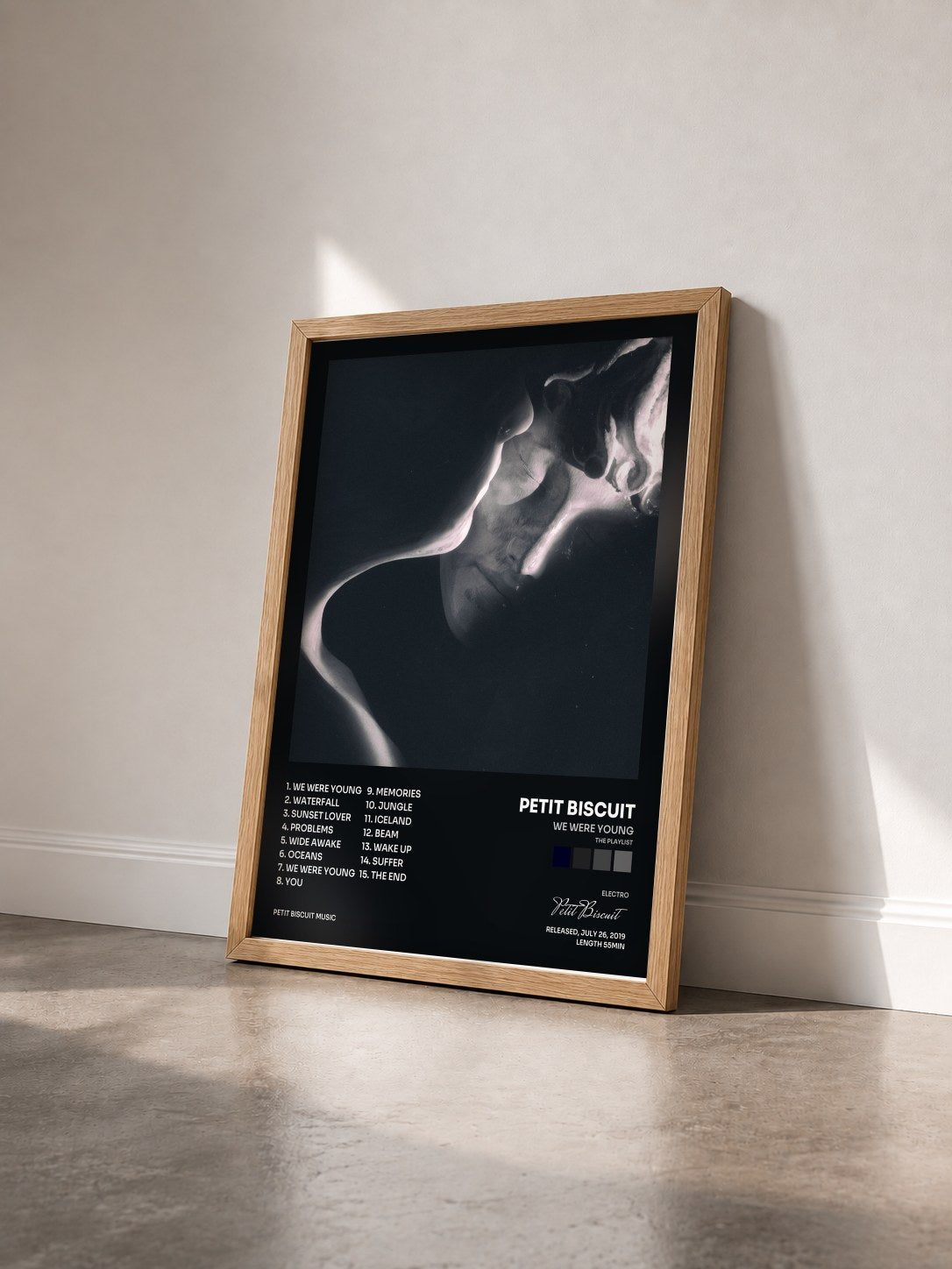 #bois Tableau de l'album We Were Young (The Playlist) de Petit Biscuit vu de trois quarts, cadre en bois brut