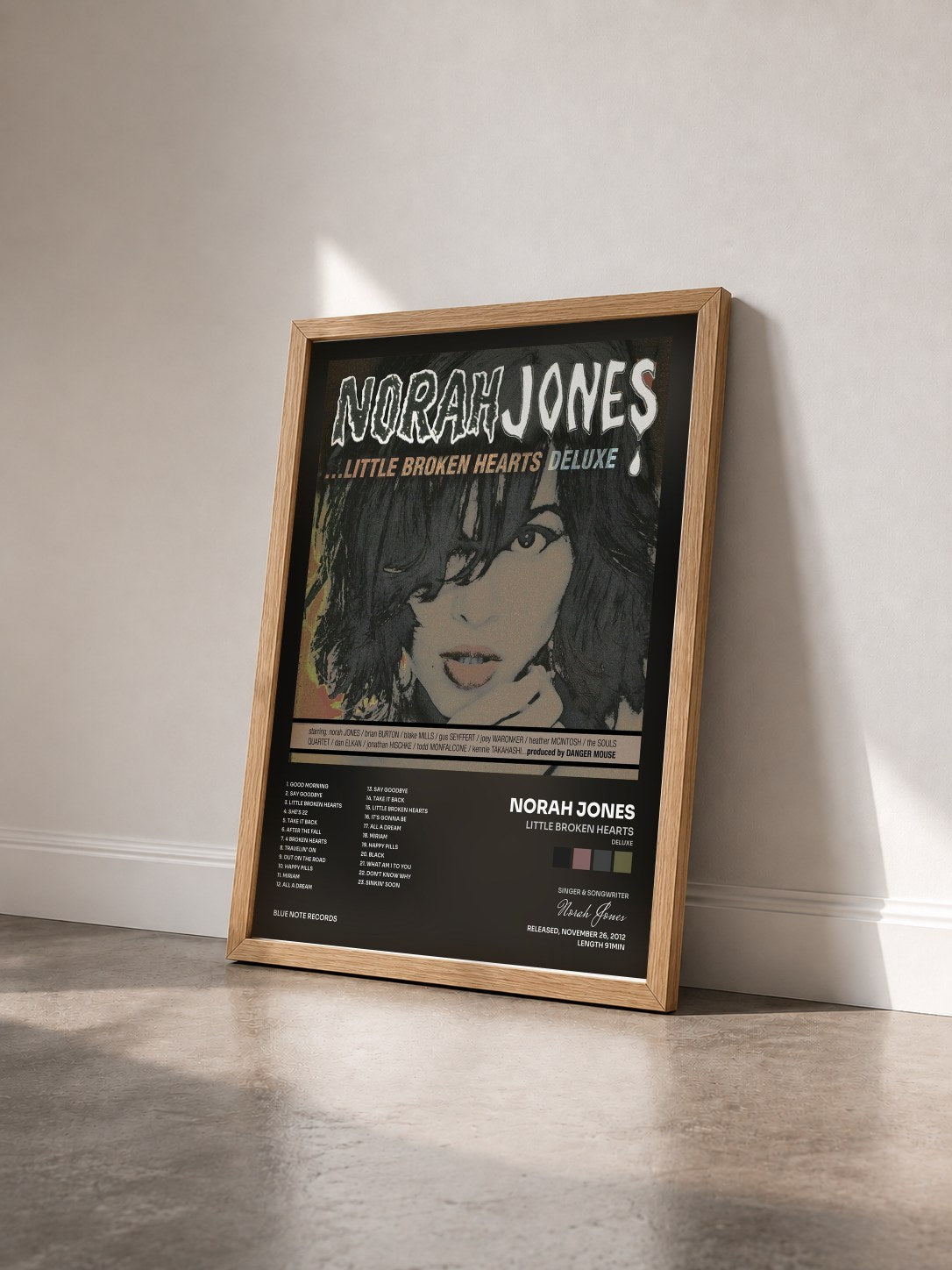 #bois Tableau de l'album Little Broken Hearts (Deluxe) de Norah Jones vu de trois quarts, cadre en bois brut