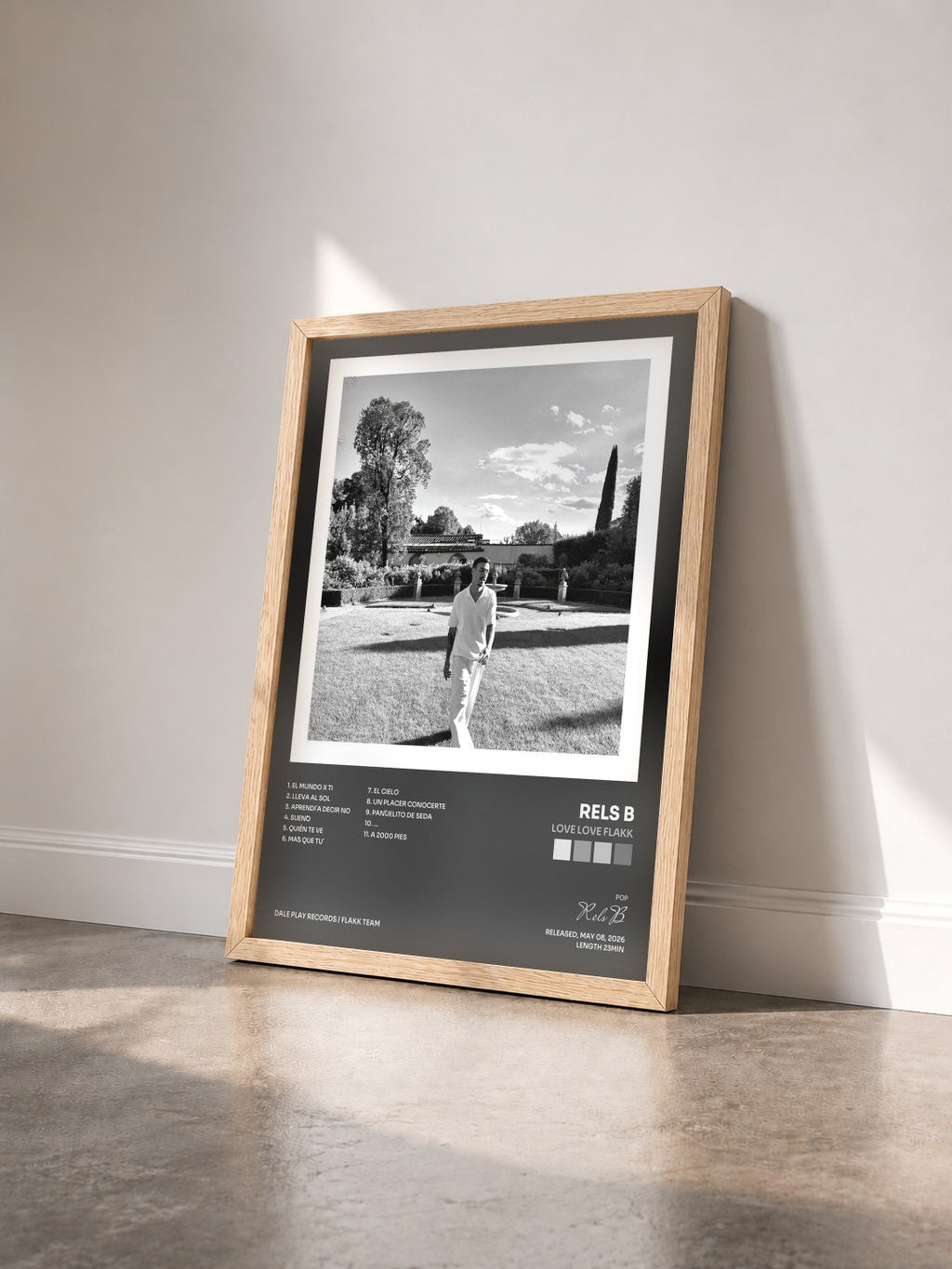 #bois Tableau de l'album love love FLAKK de Rels B vu de trois quarts, cadre en bois brut