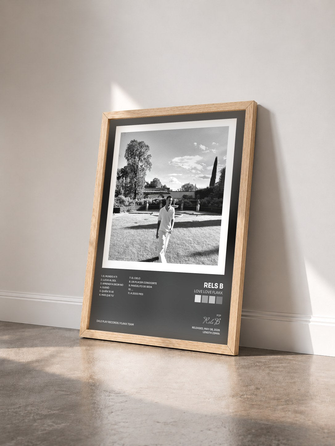 #bois Tableau de l'album love love FLAKK de Rels B vu de trois quarts, cadre en bois brut