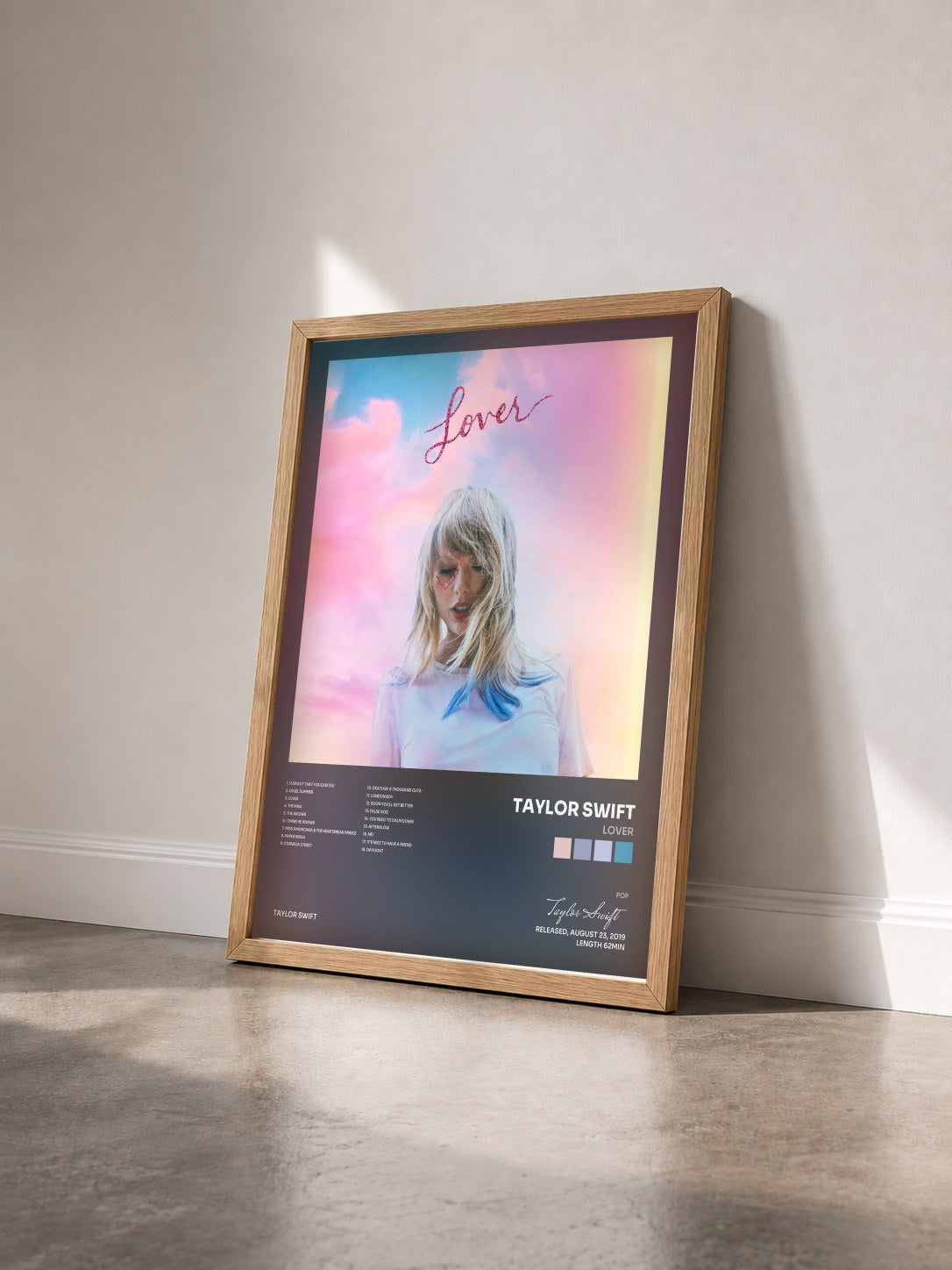 #bois Tableau de l'album Lover de Taylor Swift vu de trois quarts, cadre en bois brut