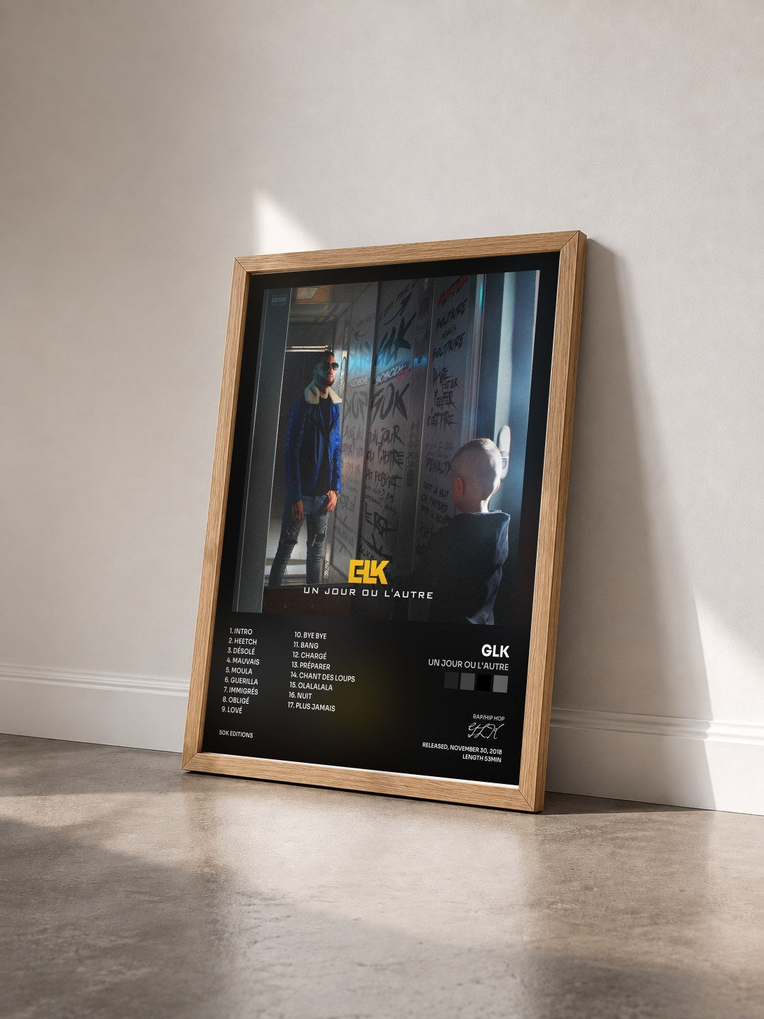 #bois Tableau de l'album Un jour ou l'autre de GLK vu de trois quarts, cadre en bois brut