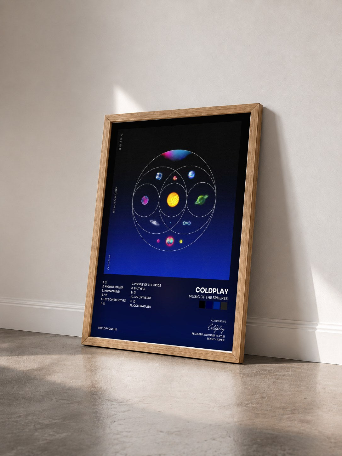 #bois Tableau de l'album Music Of The Spheres de Coldplay vu de trois quarts, cadre en bois brut