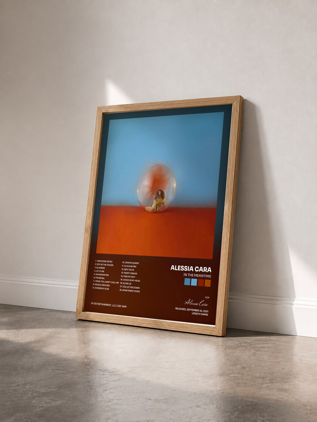 #bois Tableau de l'album In The Meantime de Alessia Cara vu de trois quarts, cadre en bois brut